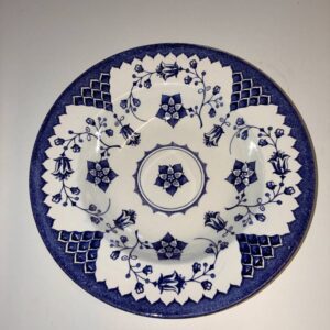 Dyb tallerken med blå-hvide blomster og geometrisk mønster