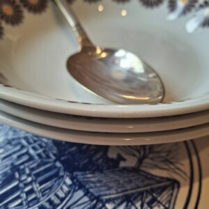 Sæt af dybe tallerkener med brunt blomstermotiv og ske