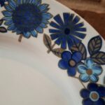 Detaljeret blå blomstermotiv på Hawaii middagsstallerken