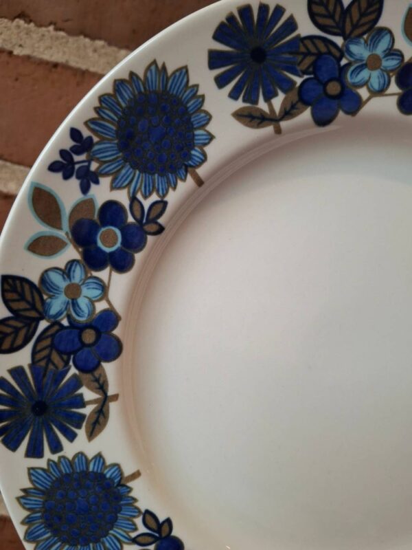 Detalje af blå blomstermønster på porcelænstallerken