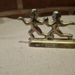 Messingfigur af tvillinger med Gemini tekst