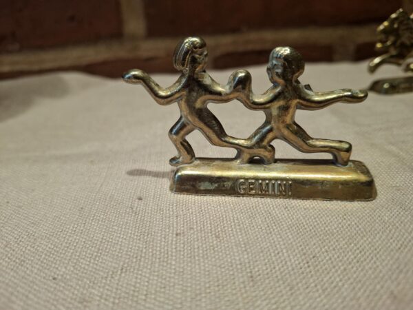 Messingfigur af tvillinger med Gemini tekst