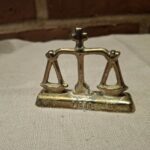 Messingfigur af vægten med LIBRA tekst