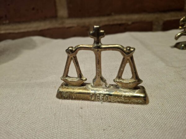 Messingfigur af vægten med LIBRA tekst