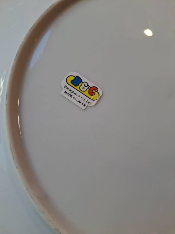 Mærkat på bagsiden af porcelænstallerken: B&G, Made in Japan