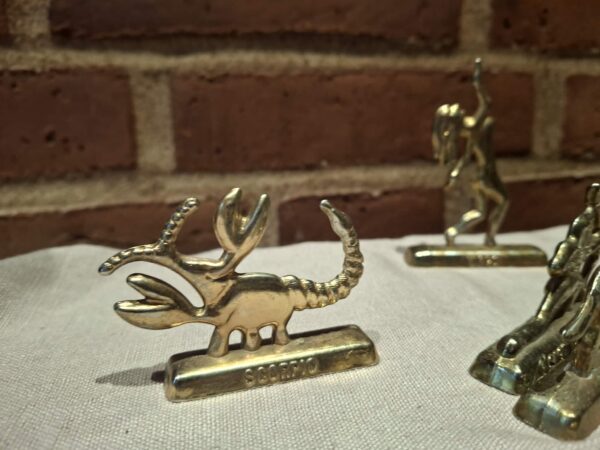 Messingfigur af skorpion med SCORPIO tekst