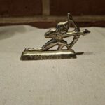 Messingfigur af skytte, sagittarius tekst