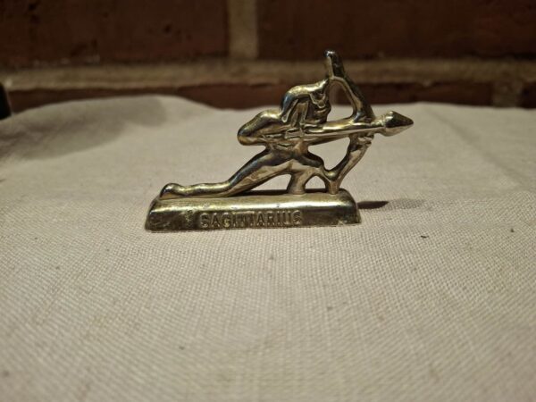 Messingfigur af skytte, sagittarius tekst