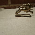 Messingfigur af løve med Leo tekst