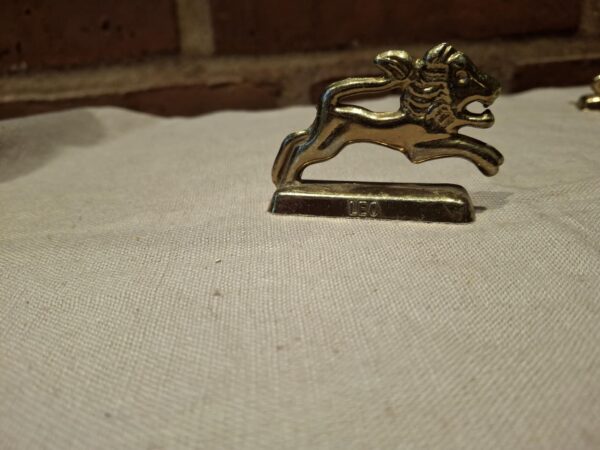 Messingfigur af løve med Leo tekst