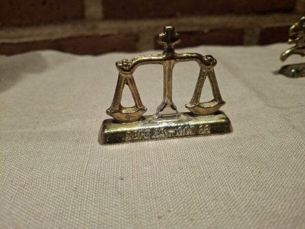 Messingfigur af vægten, sept 25 - oct 22