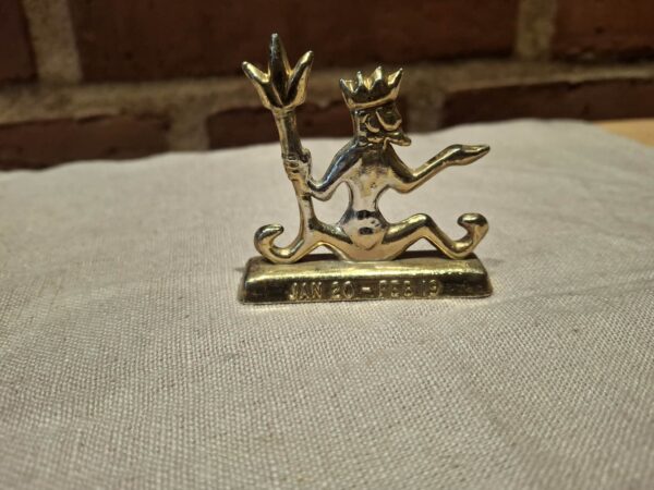 Messingfigur af vandmand med krone