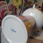 Farverig vase detalje med ansigtsbaseret design