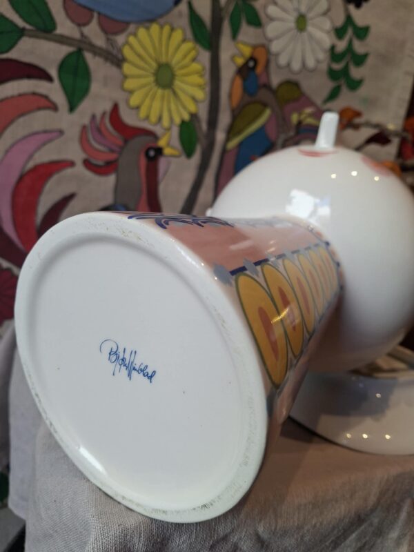 Farverig vase detalje med ansigtsbaseret design