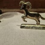 Messingfigur af vædder med dato