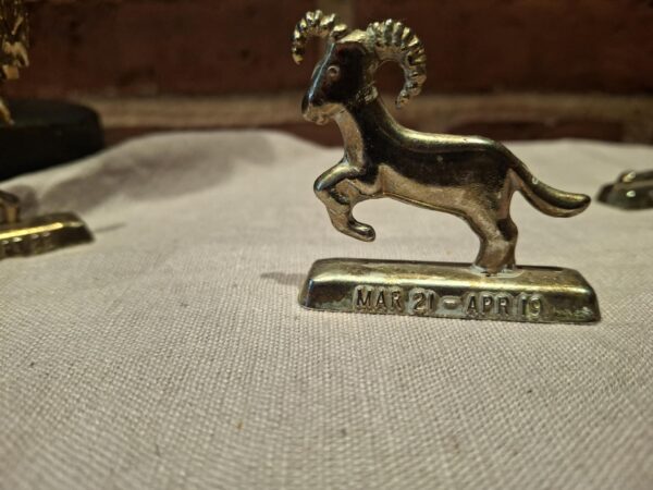 Messingfigur af vædder med dato