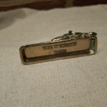 Bunden af messingfigur med 'Made in England'