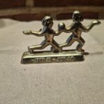 Messingfigur af tvillinger dansende