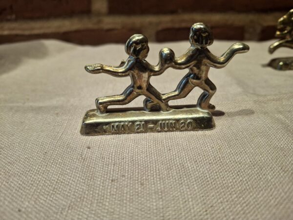 Messingfigur af tvillinger dansende