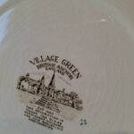 Bagsiden af tallerken med Village Green British Anchor inskription