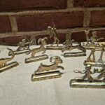 Forskellige messingfigurer af stjernetegn på række