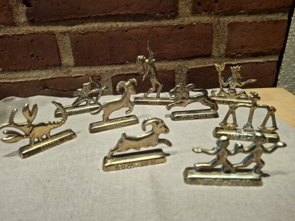 Forskellige messingfigurer af stjernetegn på række