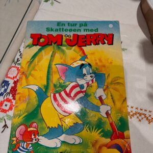 Forside af børnebogen 'En tur på Skatteøen med Tom og Jerry' med farverige illustrationer