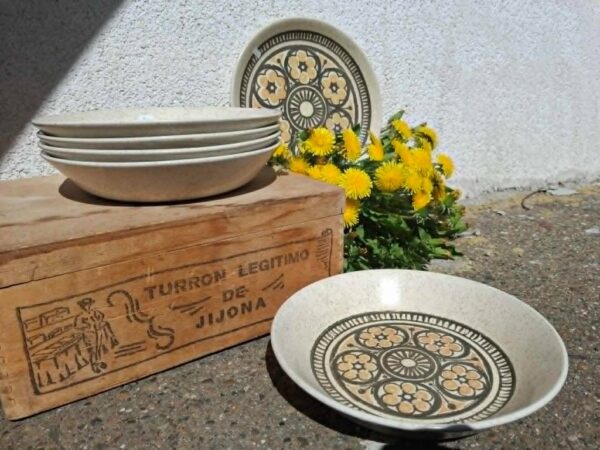 Flad tallerken fra Biltons med blomstermønster og trækasse