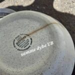Samme tallerken med revne og Biltons stempel