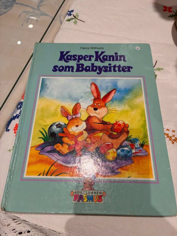 Forside af børnebogen Kasper Kanin som Babysitter fra Bogklubben Rasmus