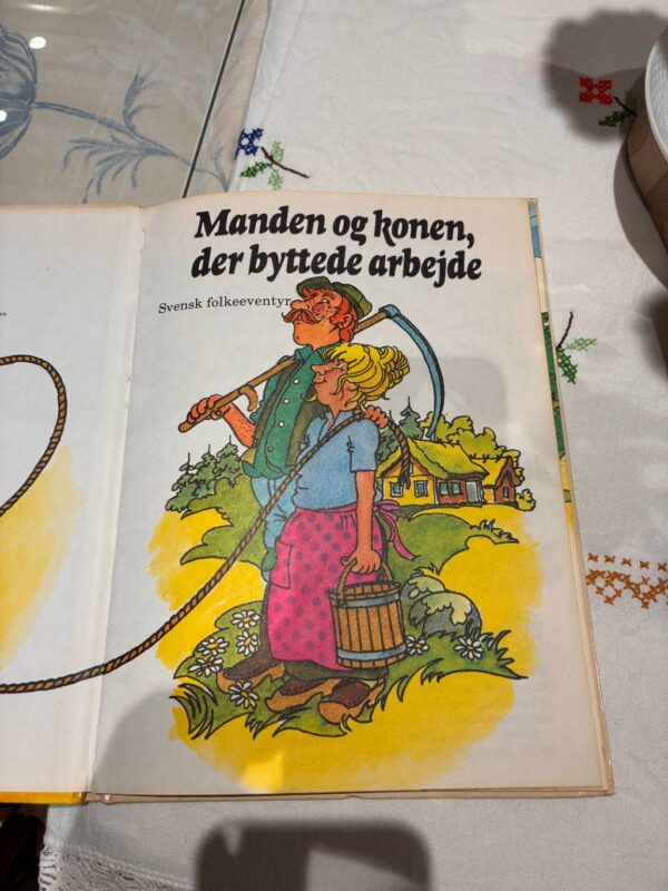 Inderside af bogen med illustration og titel 'Svensk folkeeventyr'