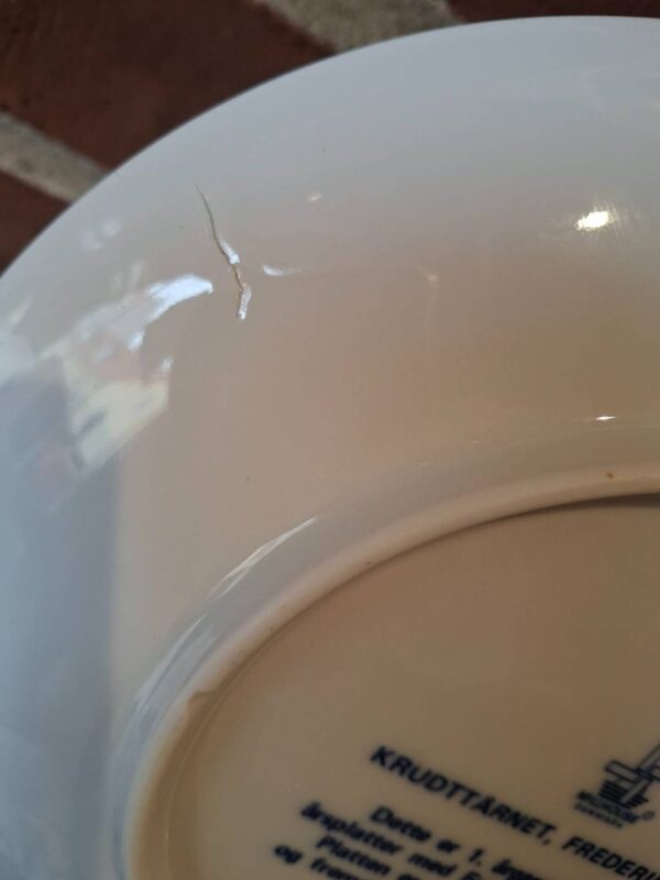 Nærbillede af bagsiden med revne i porcelæn