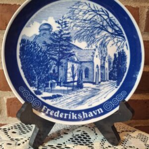 Årsplatte 1986 med Fladstrand Kirke motiv Frederikshavn