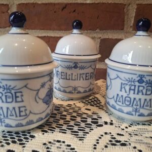 Tre blå-hvide Kahla krukker med låg på blonde-dug
