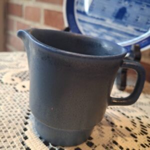 Blå stentøjskande med hældetud og rustik finish