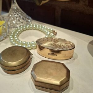 Guld læbestiftetui med swirl design