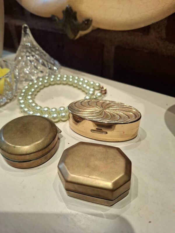 Guld læbestiftetui med swirl design