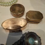 Flere læbestiftetuier med vintage design