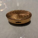 Vintage guld læbestiftetui med swirl mønster