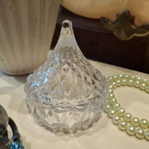 Krystal-inspireret bonbonniere med låg på lys baggrund