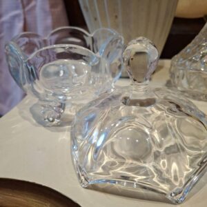 Elegant glasbeholder med mønstret låg på lys baggrund