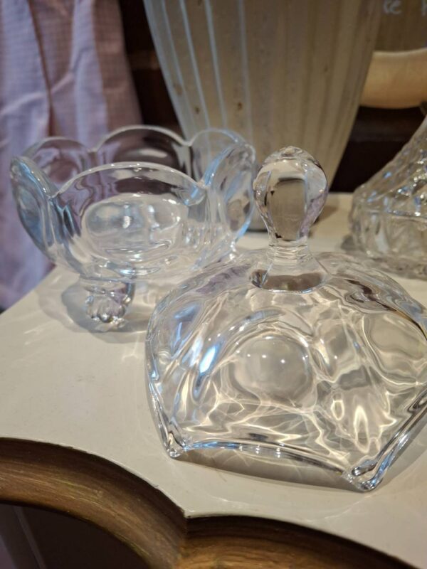 Klar glasbeholder med dekorativt låg og kurvet design