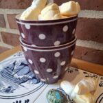 To lilla GreenGate kopper stablet med hvide prikker og murstensbaggrund