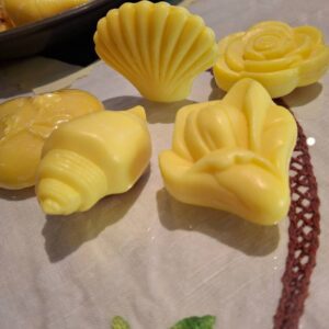 Gule håndsæber formet som muslingeskaller og blomster