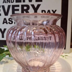 Rosa glasvase med rillet design og bred åbning