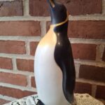 Sparebøsse i pingvin design med sorte og hvide farver set forfra