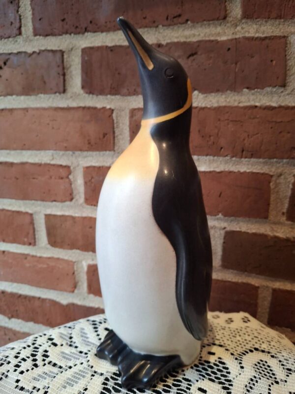 Sparebøsse i pingvin design med sorte og hvide farver set forfra