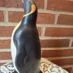 Vintage pingvin sparebøsse set fra siden med gyldne detaljer