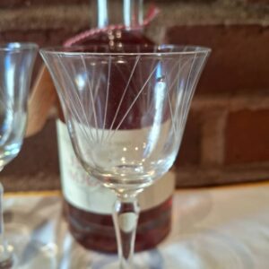 Elegant glas med graveret mønster på bord