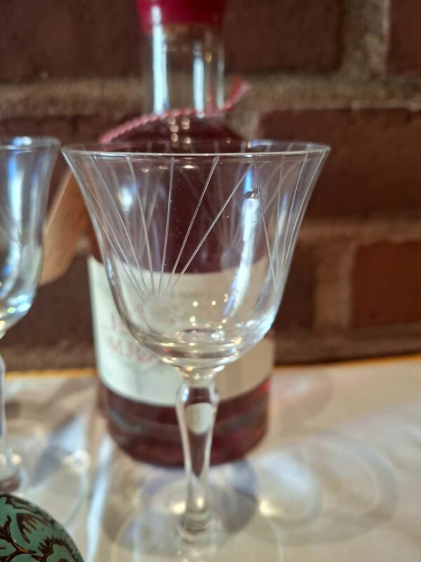 Elegant glas med graveret mønster på bord